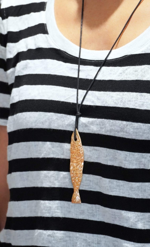 MIRIAM NORI – Collana lunga con laccetto e pendente in bronzo dorato