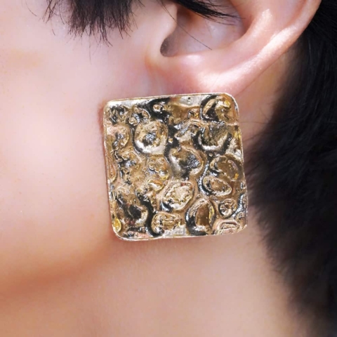 MIRIAM NORI – coppia di orecchini in bronzo dorato quadrato