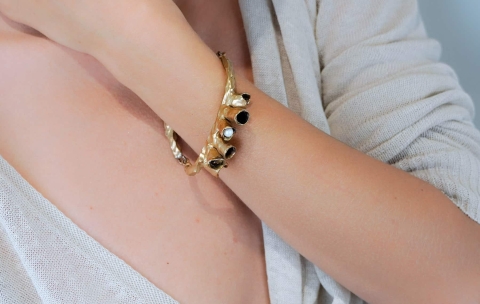 MIRIAM NORI – Bracciale con piccole campanule in bronzo dorato e perla