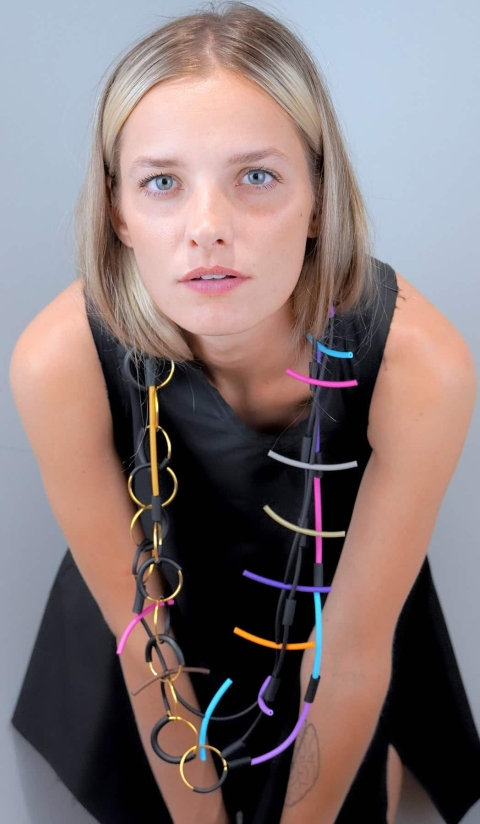 MIRIAM NORI – Collana doppio filo in caucciù multicolor e ottone