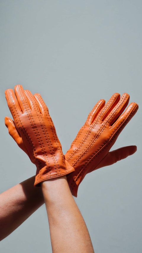 GIGLIO FIORENTINO – Guanti in pelle colore arancio decorati con impunture