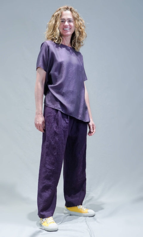 APUNTOB – Pantalone largo di taglio fermo in puro lino goffrato colore melanzana