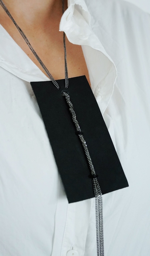 VALENTINA BANELLA – Collana con rettangolo di pelle nera più tre fili catenella in bronzo