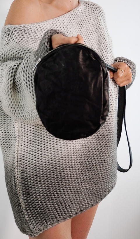 VALENTINA BANELLA – Tracollina ovale in pelle ovina colore nero e moschettone nero in bronzo argentato