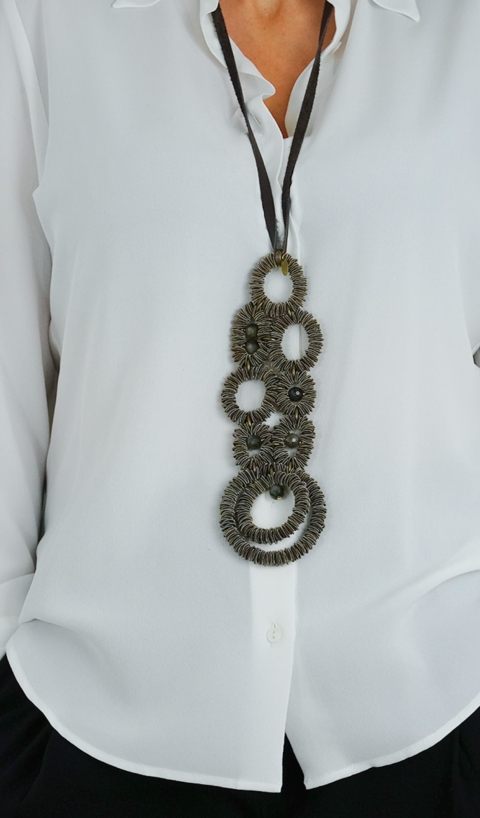 MONICA TREVISI – Collana anelli varie grandezze in acciaio bronzato con labradorite, lacciò pelle marrone