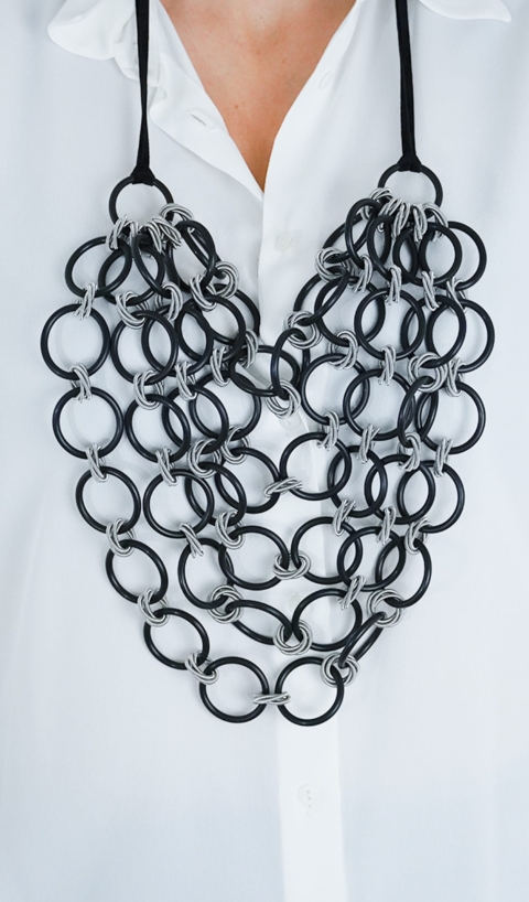 MONICA TREVISI – collana 5 fili anelli caucciù nero e acciaio argento