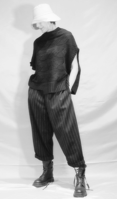MOYURU – Pantalone over elastico vita e tasche laterali fondo nero gessato beige