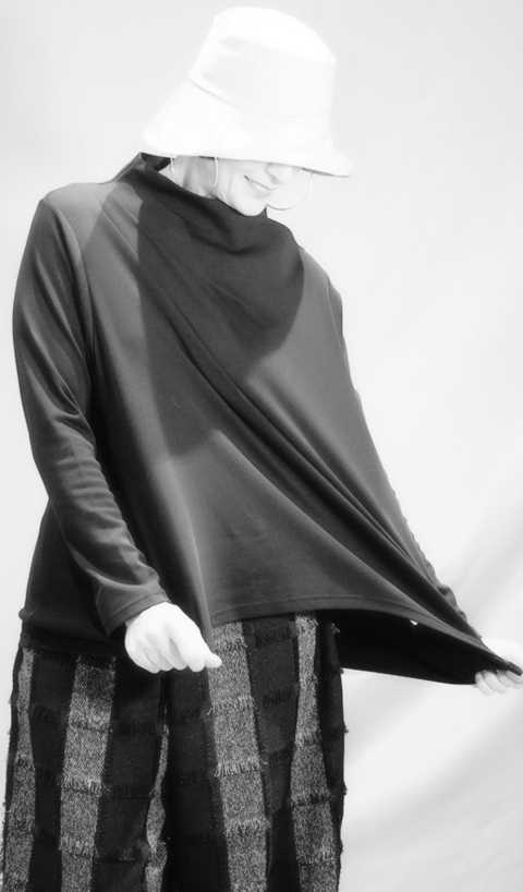 MOYURU – Maglia collo incrociato in tessuto jersey nera