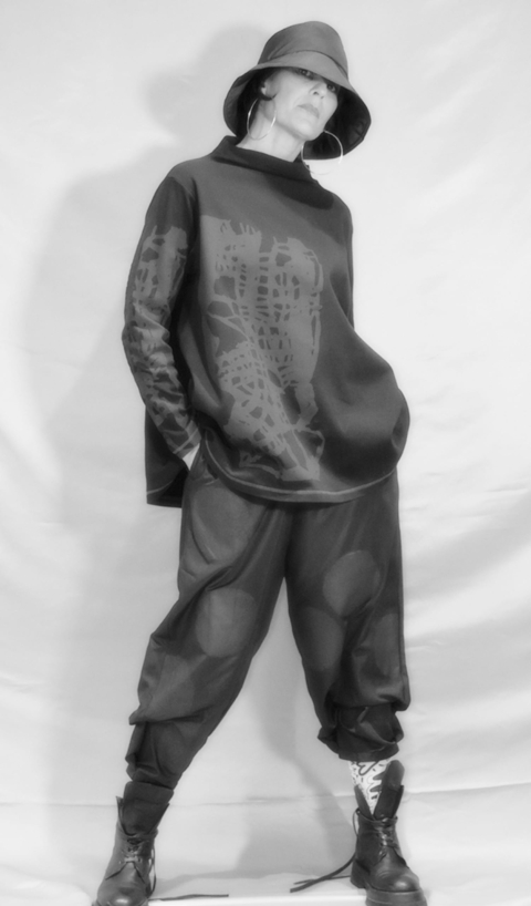 MOYURU – Pantalone over con due tasche dietro ed una laterale con stampa maxi pois