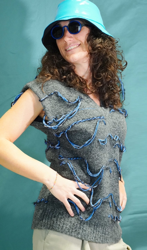 TELA – Gilet in misto lana grigio con fili azzurro e nero